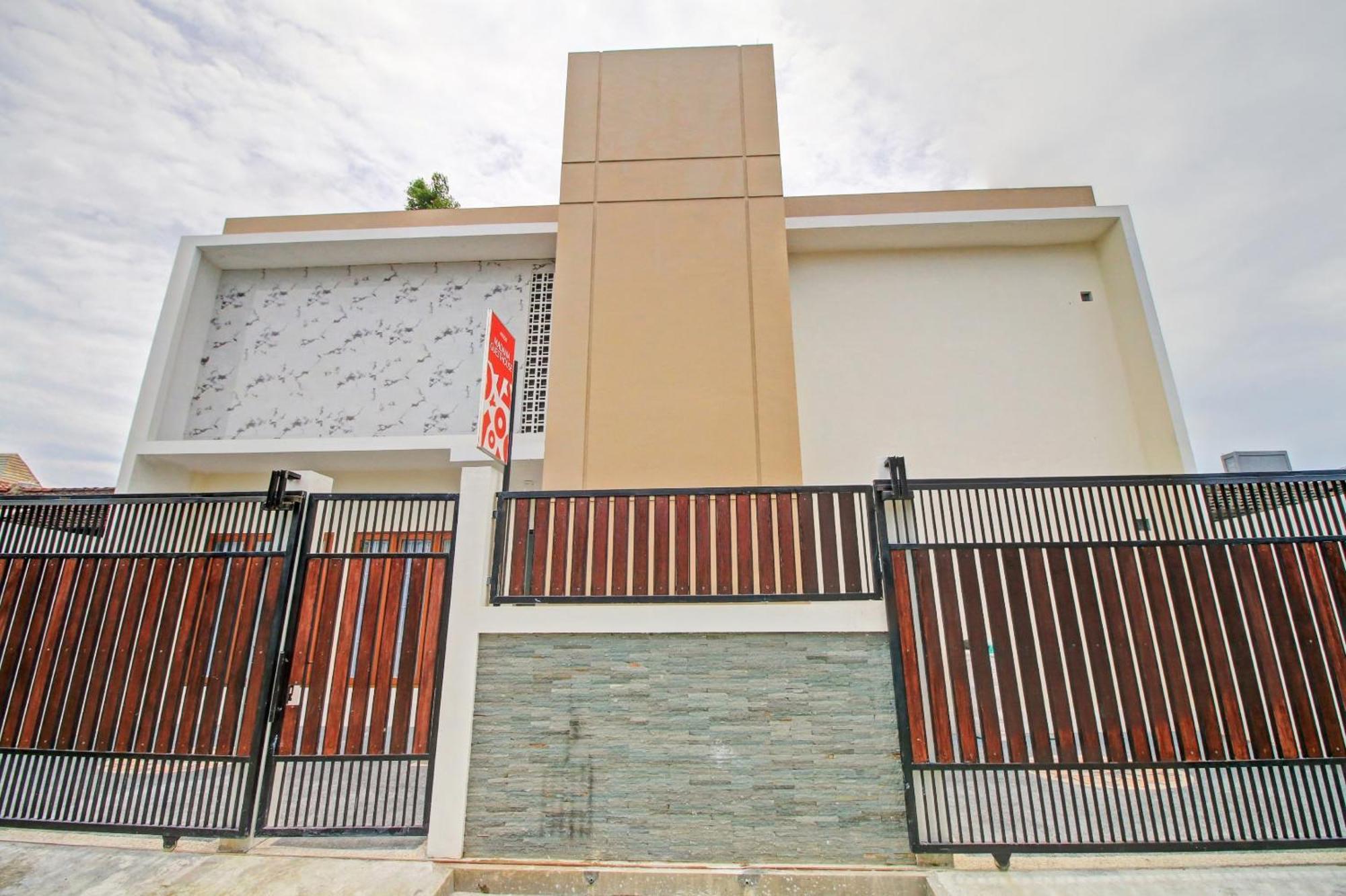 Oyo 90820 Madania Guesthouse Syariah ماتارام المظهر الخارجي الصورة